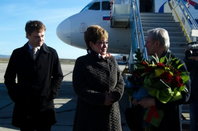Наталья Жданова встретила Юрия Соломина у трапа самолета с букетом цветов
