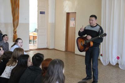 Артисты забайкальского драматического театра встретились с учениками читинской школы №18